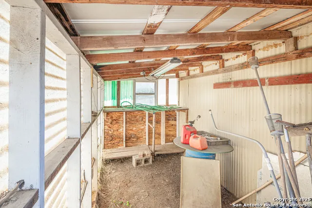 611 AUSTIN ST Sabinal, TX 78881