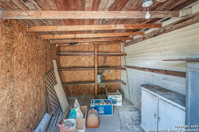 611 AUSTIN ST Sabinal, TX 78881