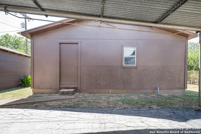 611 AUSTIN ST Sabinal, TX 78881