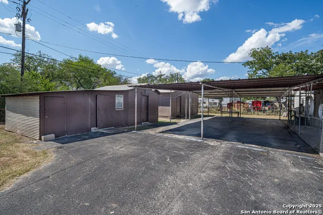 611 AUSTIN ST Sabinal, TX 78881