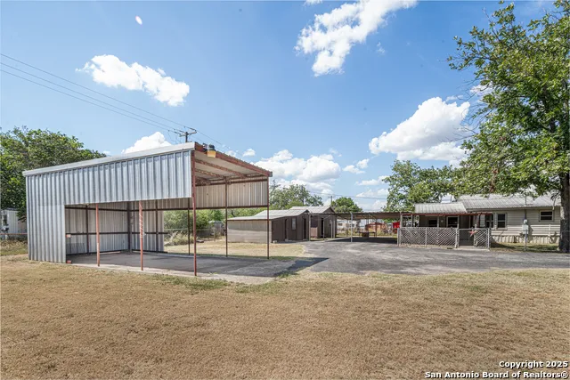 611 AUSTIN ST Sabinal, TX 78881