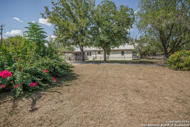 611 AUSTIN ST Sabinal, TX 78881