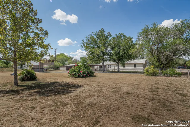 611 AUSTIN ST Sabinal, TX 78881