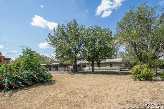 611 AUSTIN ST Sabinal, TX 78881