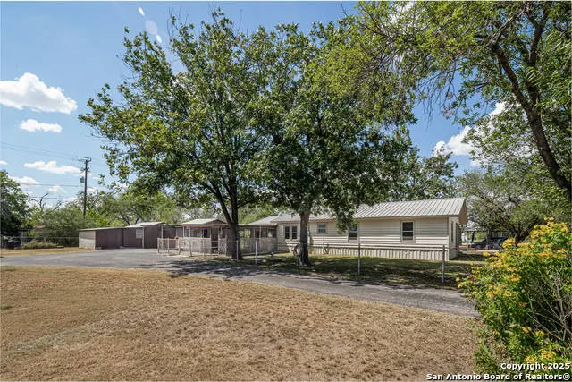 611 AUSTIN ST Sabinal, TX 78881