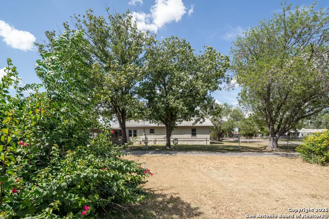 611 AUSTIN ST Sabinal, TX 78881