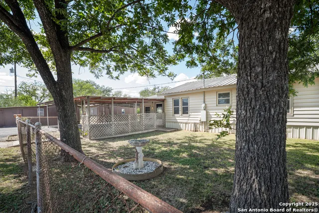 611 AUSTIN ST Sabinal, TX 78881