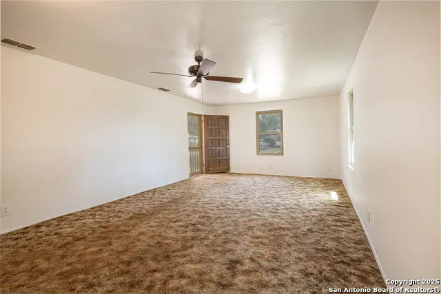 611 AUSTIN ST Sabinal, TX 78881