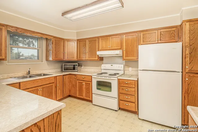 611 AUSTIN ST Sabinal, TX 78881