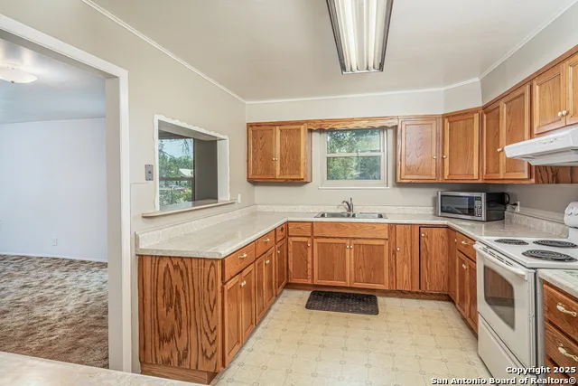 611 AUSTIN ST Sabinal, TX 78881