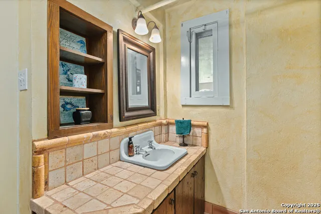 5351 Fredericksburg San Antonio, TX 78229