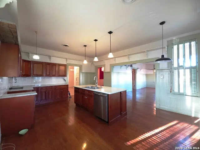 311 E BROADWAY ST Cuero, TX 77954