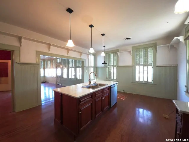 311 E BROADWAY ST Cuero, TX 77954