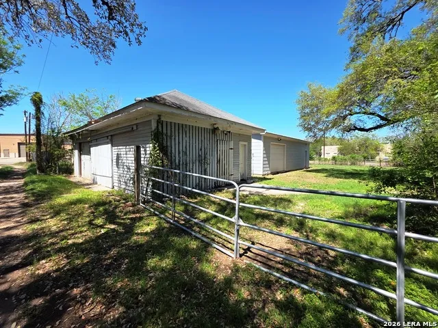 311 E BROADWAY ST Cuero, TX 77954