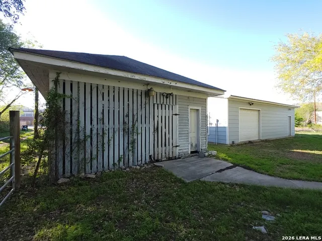 311 E BROADWAY ST Cuero, TX 77954