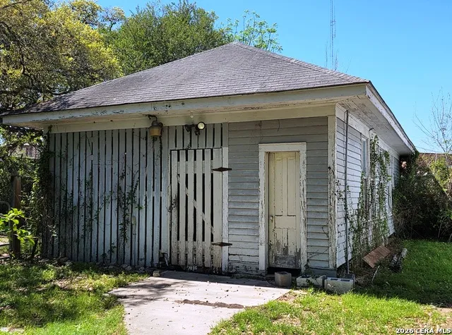311 E BROADWAY ST Cuero, TX 77954