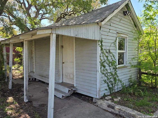 311 E BROADWAY ST Cuero, TX 77954