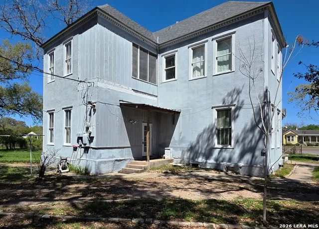 311 E BROADWAY ST Cuero, TX 77954