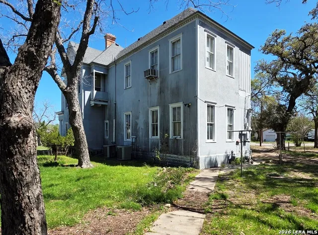 311 E BROADWAY ST Cuero, TX 77954