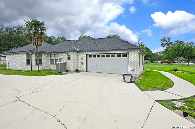 125 RED OAK TRL Marion, TX 78124