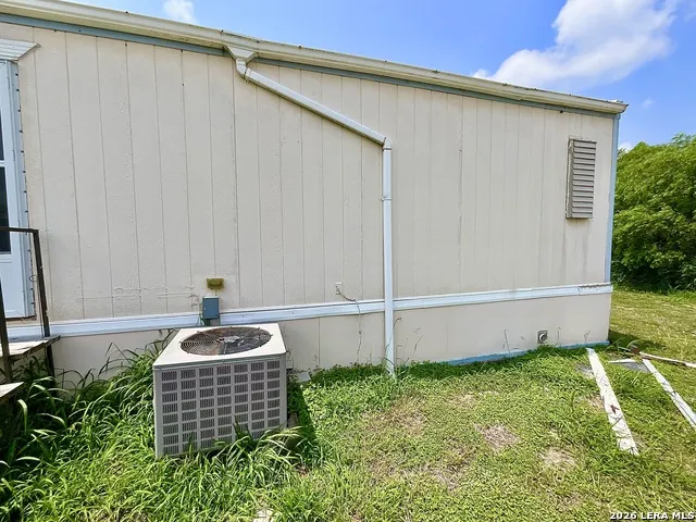 110 AGAPE RD Woodsboro, TX 78393