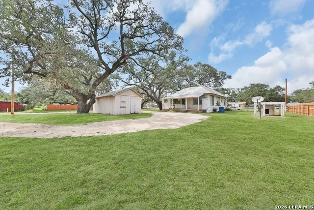 804 COMMERCE ST Pleasanton, TX 78064