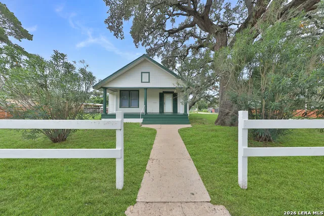 804 COMMERCE ST Pleasanton, TX 78064