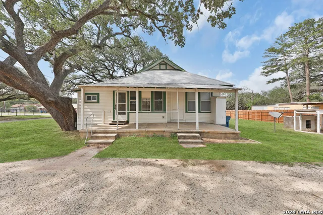 804 COMMERCE ST Pleasanton, TX 78064
