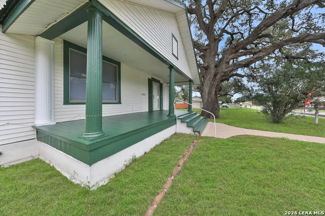 804 COMMERCE ST Pleasanton, TX 78064
