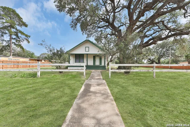804 COMMERCE ST Pleasanton, TX 78064