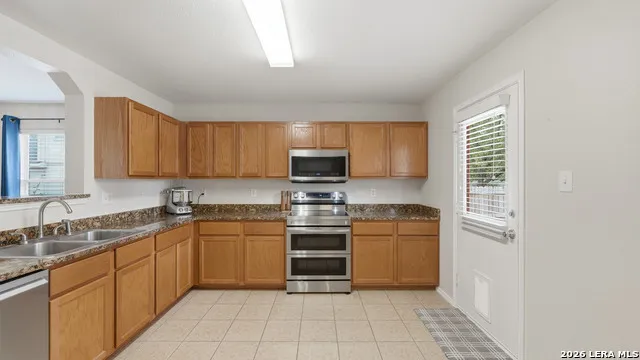 16238 GALLOPING OAK KNL Selma, TX 78154