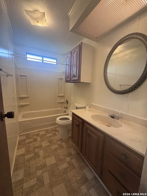 148 HICKORY HILL DR La Vernia, TX 78121