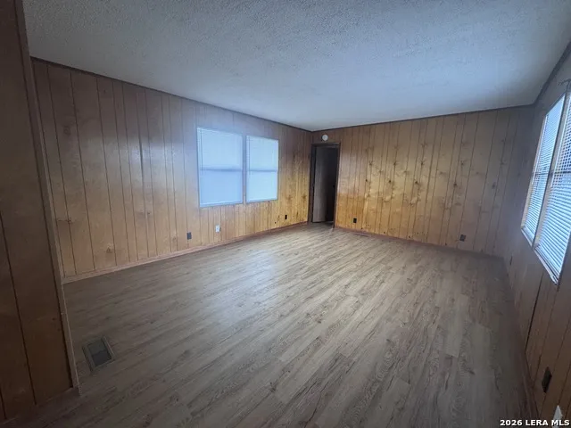 148 HICKORY HILL DR La Vernia, TX 78121