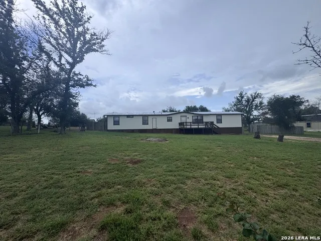 148 HICKORY HILL DR La Vernia, TX 78121