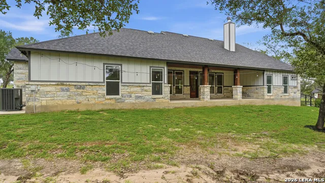 138 Wood Valley Adkins, TX 78101