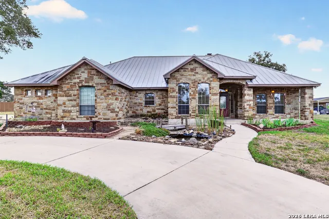144 Abrego Lake Floresville, TX 78114