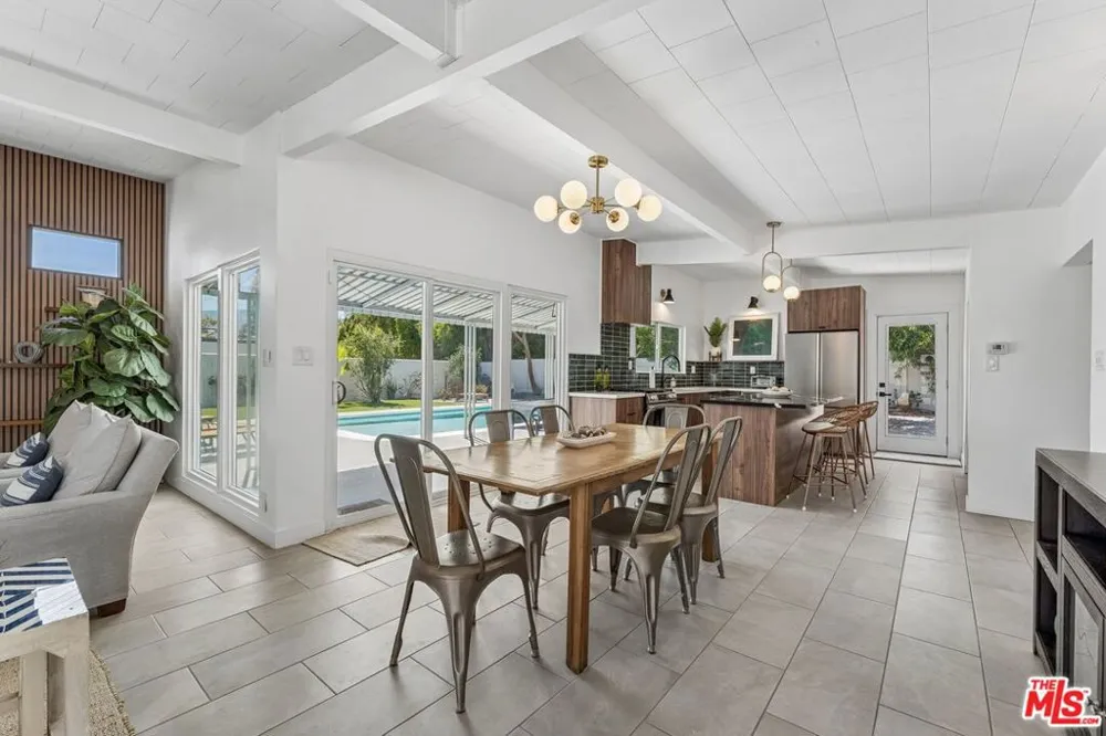 547 Farrell Drive Palm Springs, CA 92262