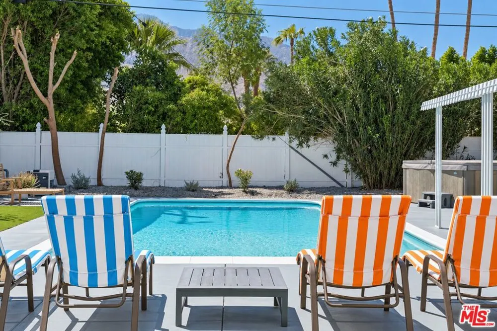 547 Farrell Drive Palm Springs, CA 92262