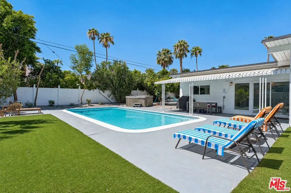 547 Farrell Drive Palm Springs, CA 92262