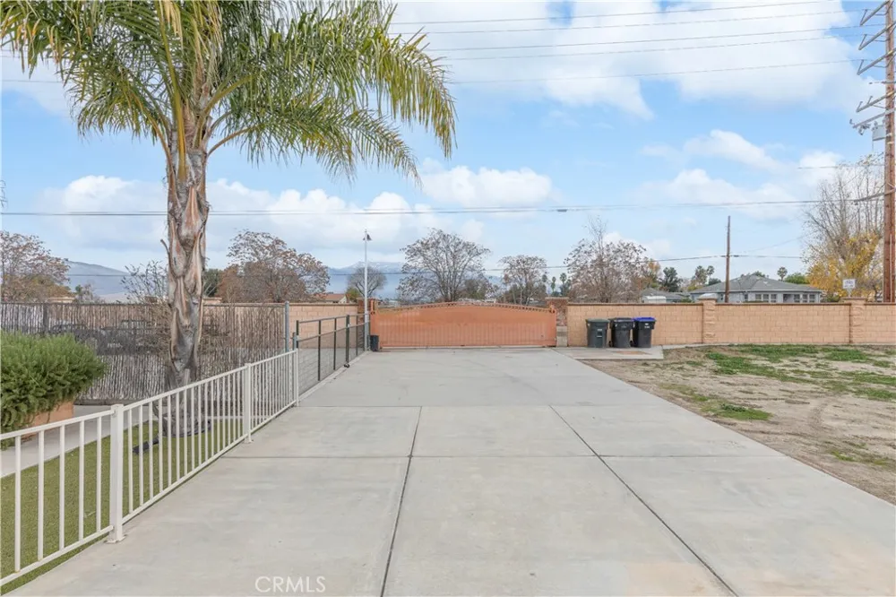 947 W Commonwealth Avenue Hemet, CA 92543