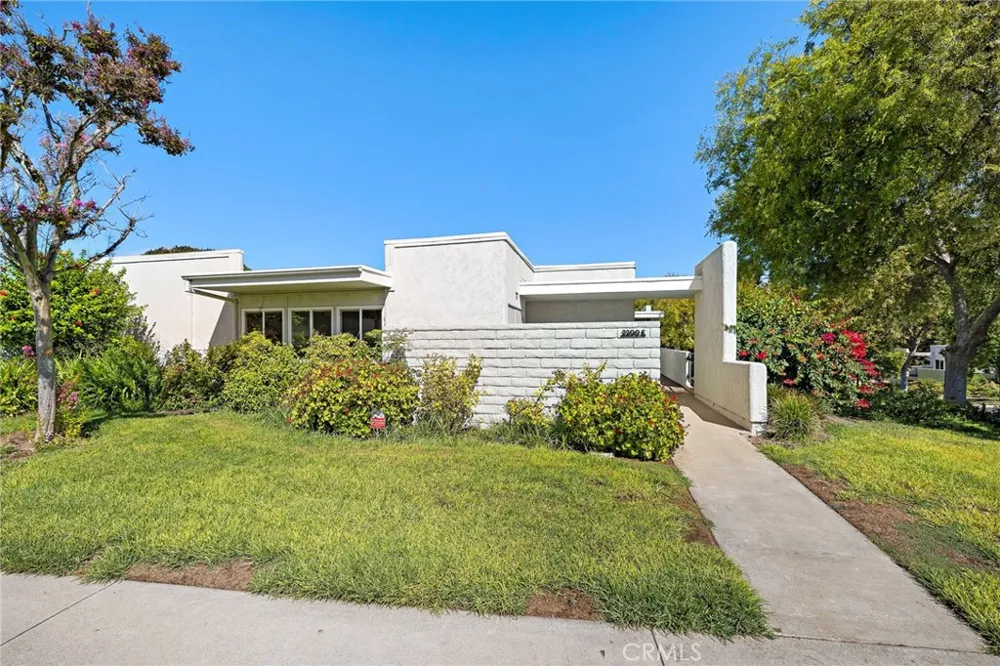 2200 Via Mariposa E Laguna Woods, CA 92637