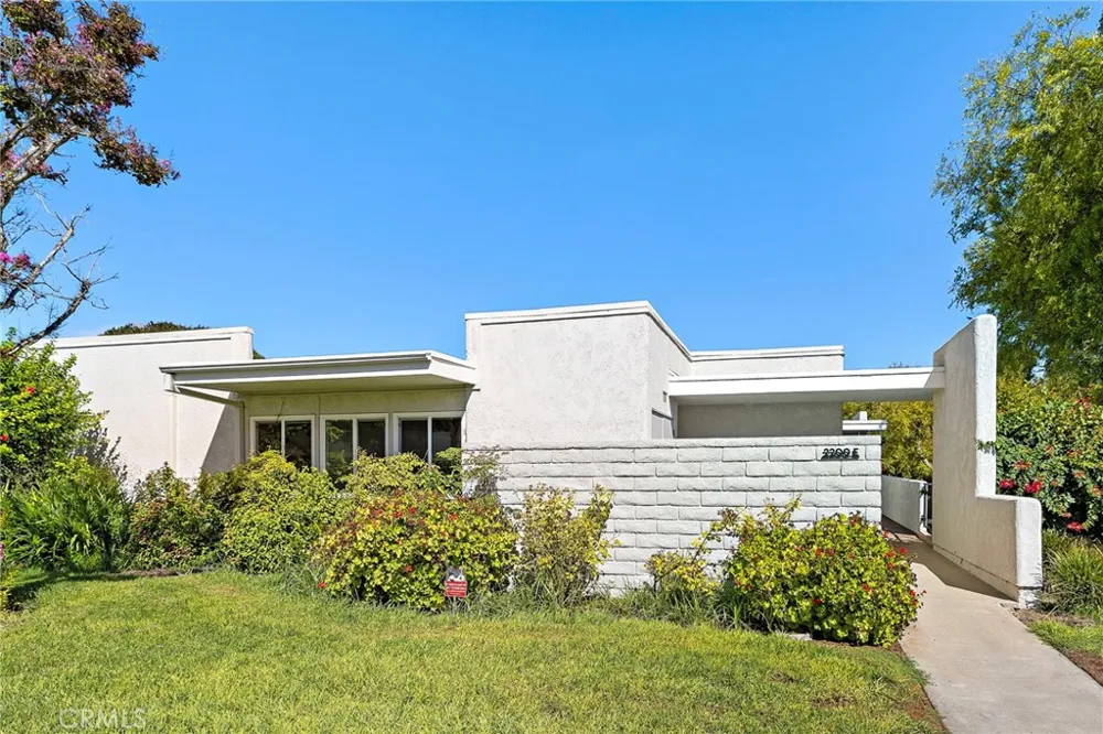 2200 Via Mariposa E Laguna Woods, CA 92637