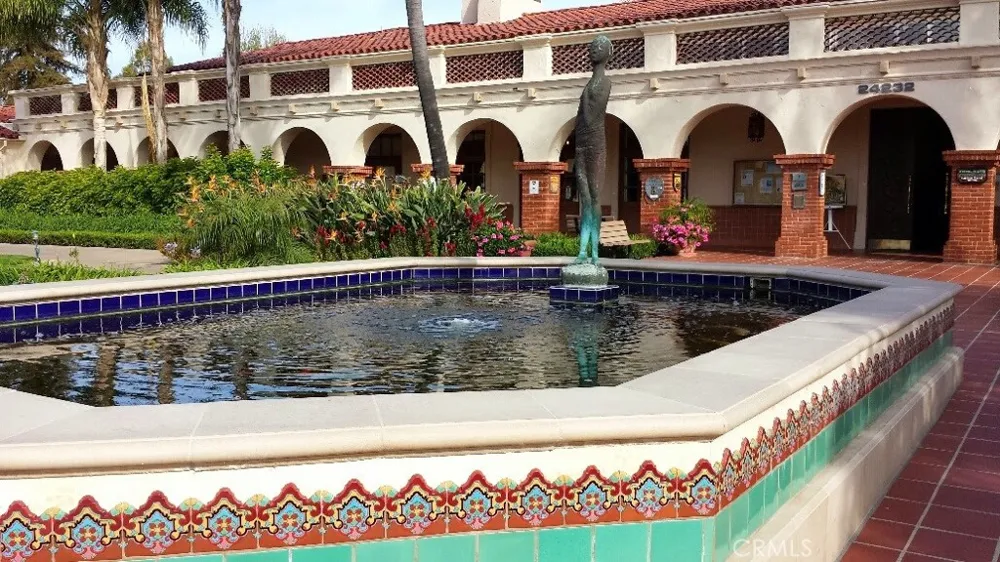 2200 Via Mariposa E Laguna Woods, CA 92637