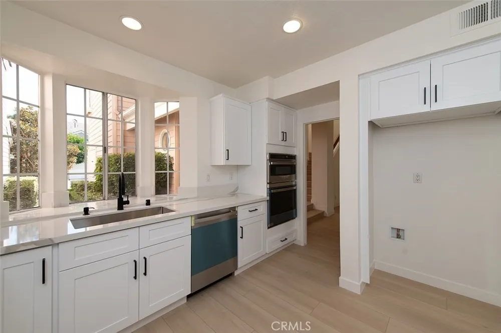 15 Harborcrest Irvine, CA 92604