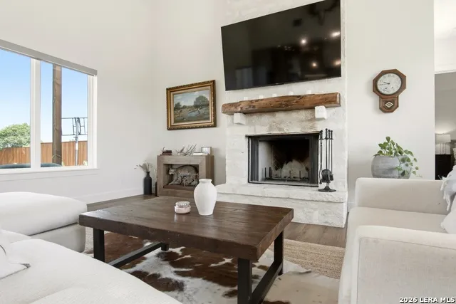 812 PLEASANT VALLEY DR Boerne, TX 78006