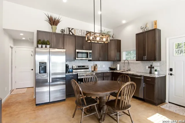 812 PLEASANT VALLEY DR Boerne, TX 78006