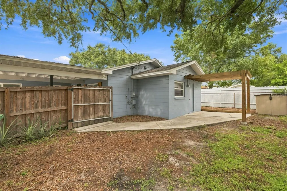 2001 E HANNA AVENUE Tampa, FL 33610