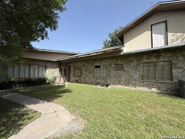 100 Hazel Ave Three Rivers, TX 78071