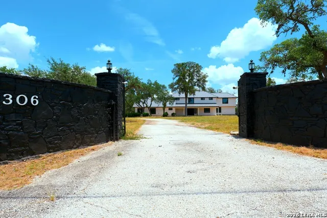 306 ROLLING OAKS LN San Antonio, TX 78253