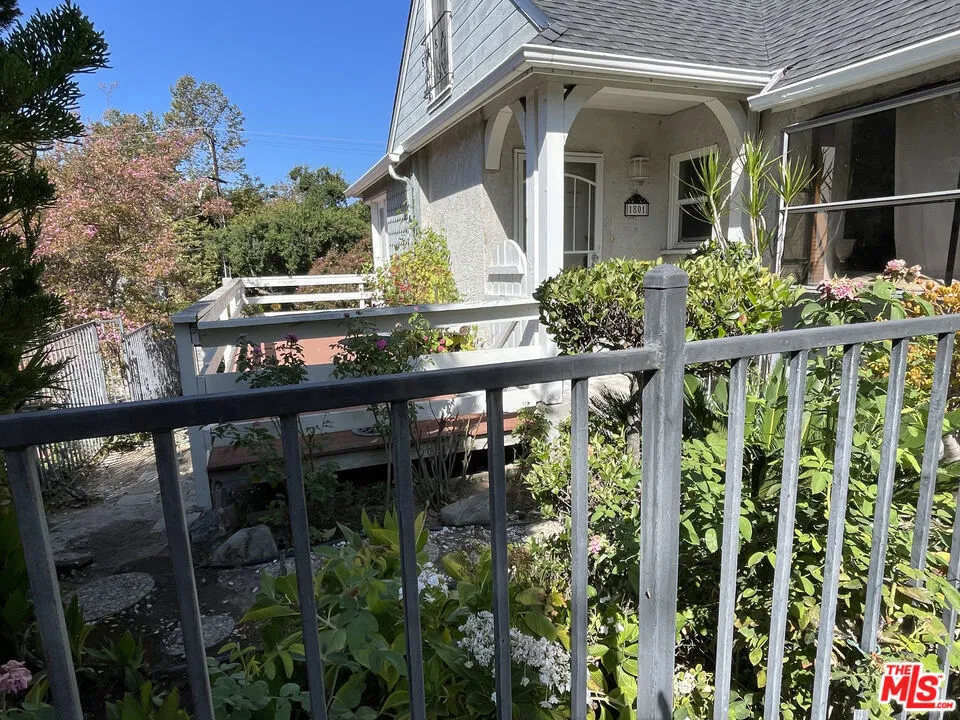 1801 Hillside Drive Glendale, CA 91208